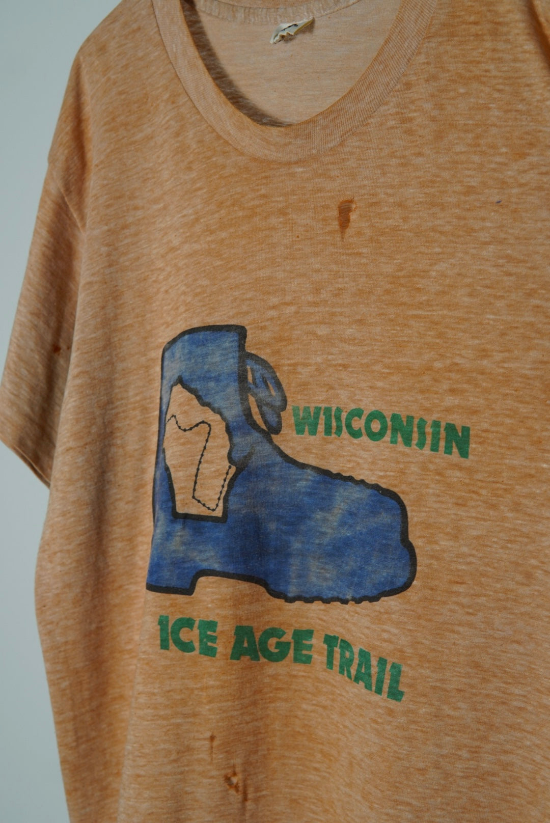 70s fade boots tee